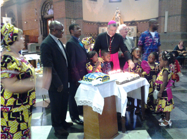Mgr. Bonny snijdt de taart aan na de viering van de anglo-Afrikaanse gemeenschap (2013, Heilig Hart van Jezus, Antwerpen)