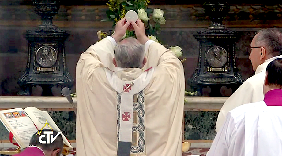 Pope Francis celebrating ad orientem 
